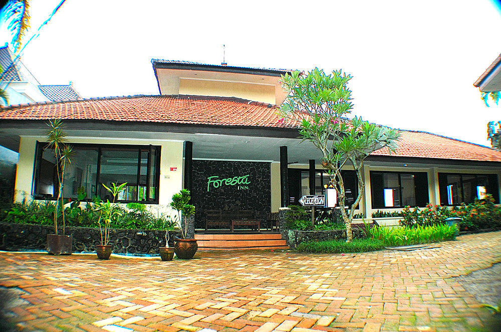 Foresta Inn Family Resort Prigen Esterno foto
