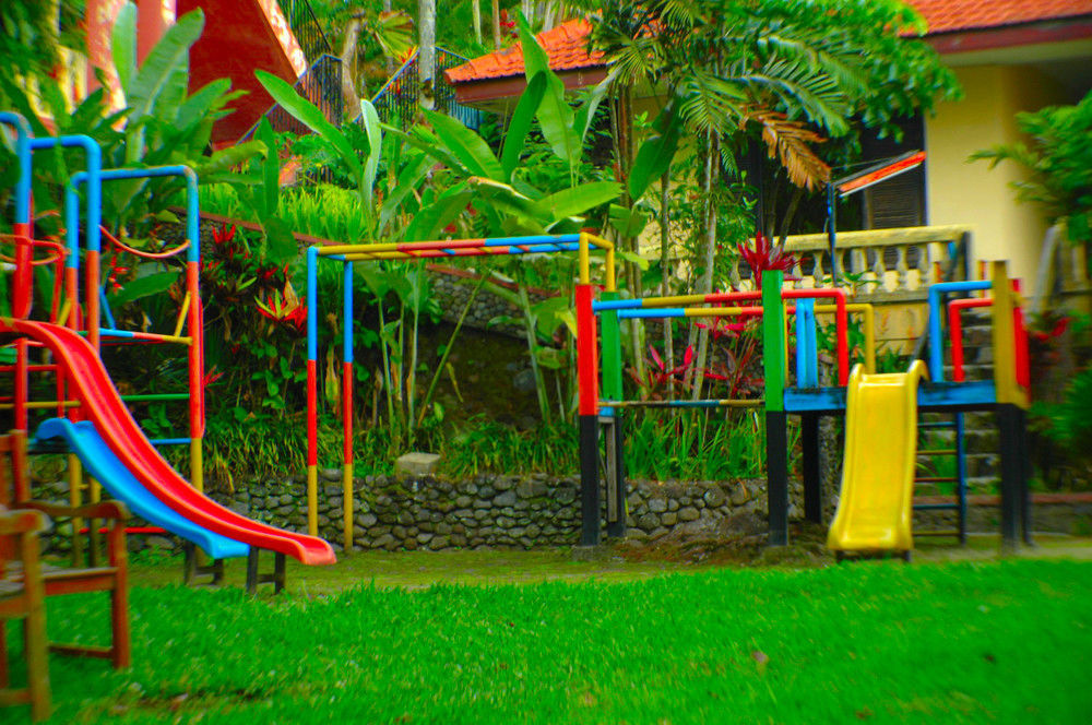 Foresta Inn Family Resort Prigen Esterno foto