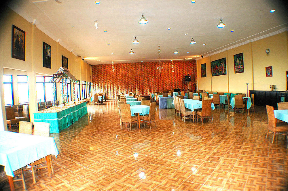 Foresta Inn Family Resort Prigen Esterno foto