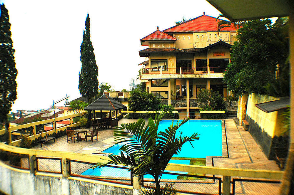 Foresta Inn Family Resort Prigen Esterno foto