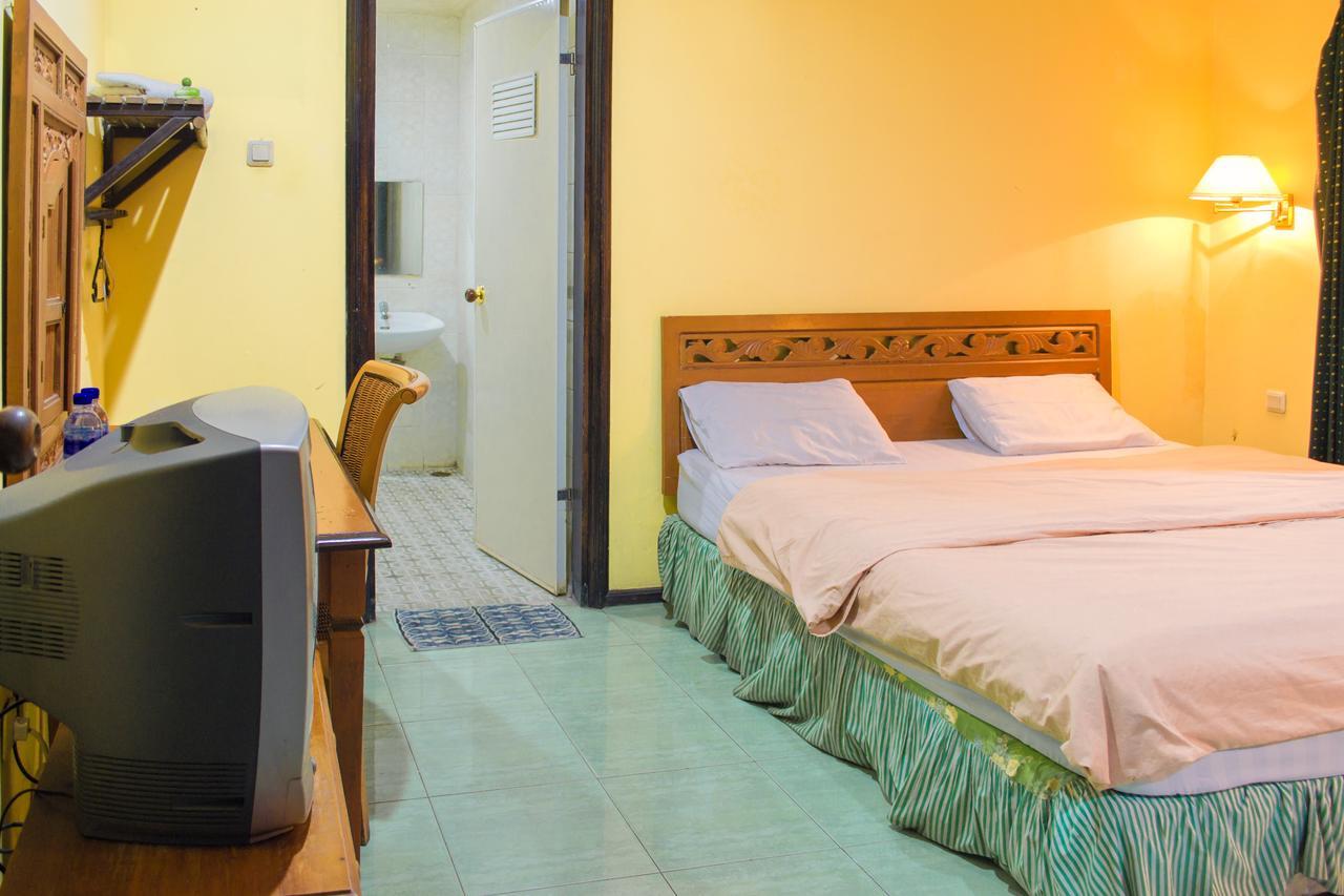 Foresta Inn Family Resort Prigen Esterno foto