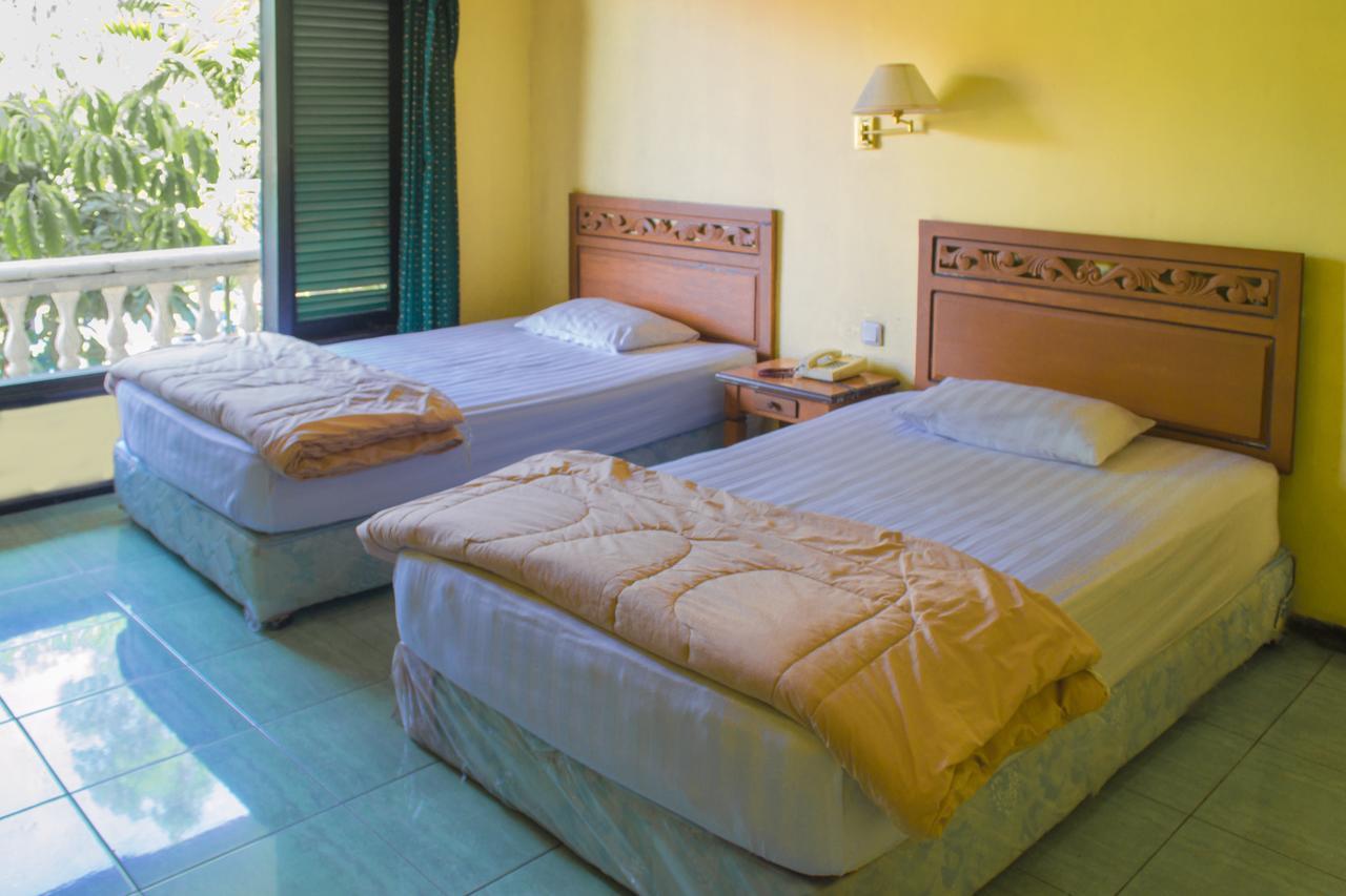 Foresta Inn Family Resort Prigen Esterno foto