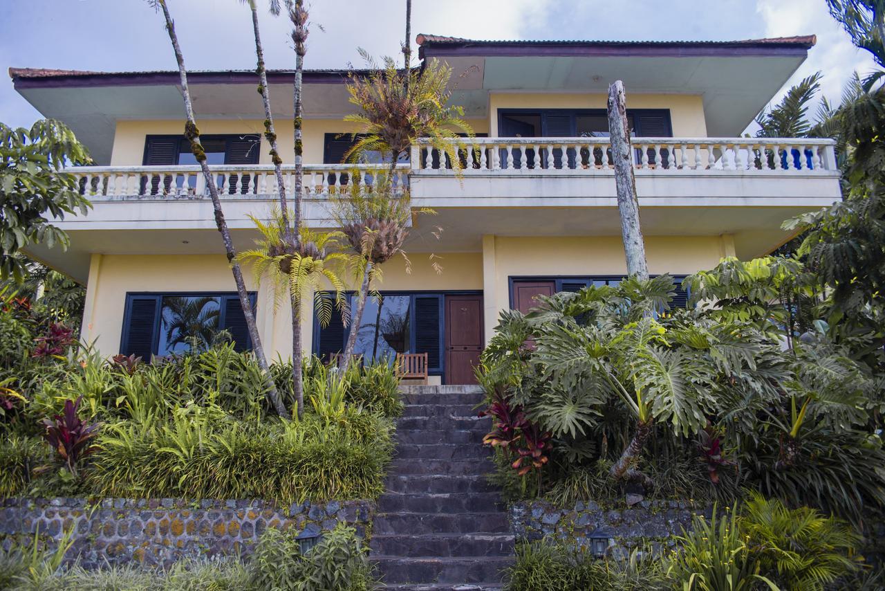 Foresta Inn Family Resort Prigen Esterno foto