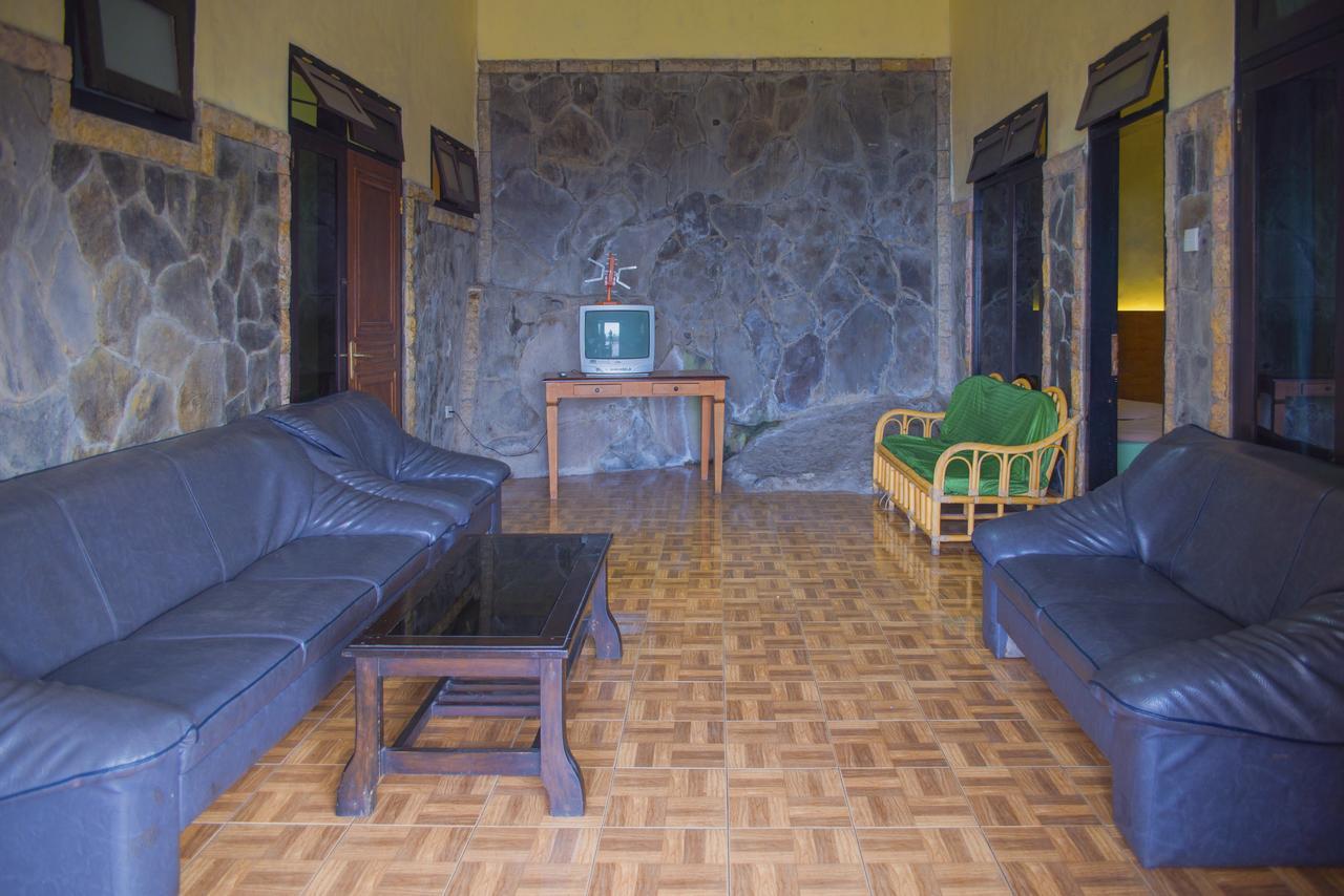 Foresta Inn Family Resort Prigen Esterno foto