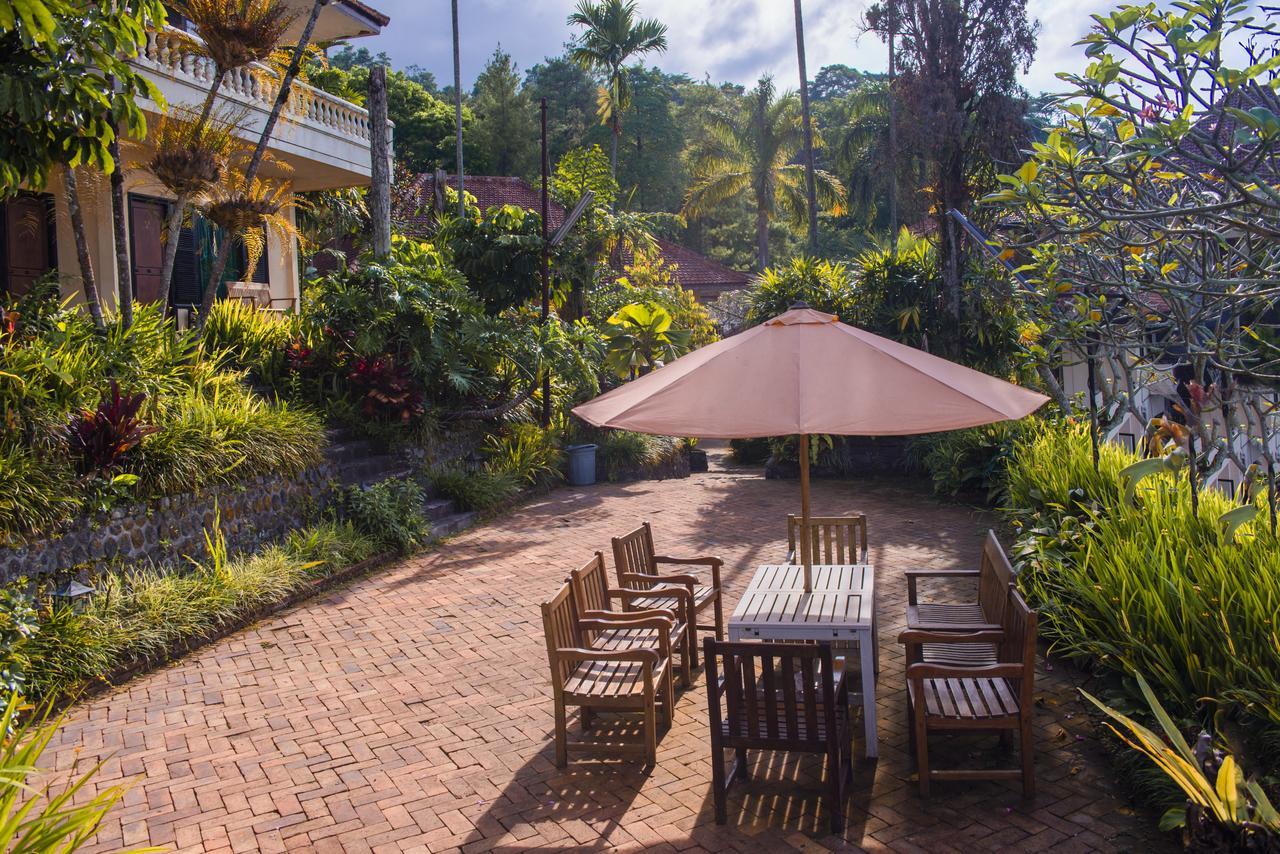 Foresta Inn Family Resort Prigen Esterno foto