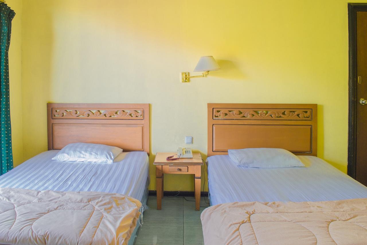Foresta Inn Family Resort Prigen Esterno foto