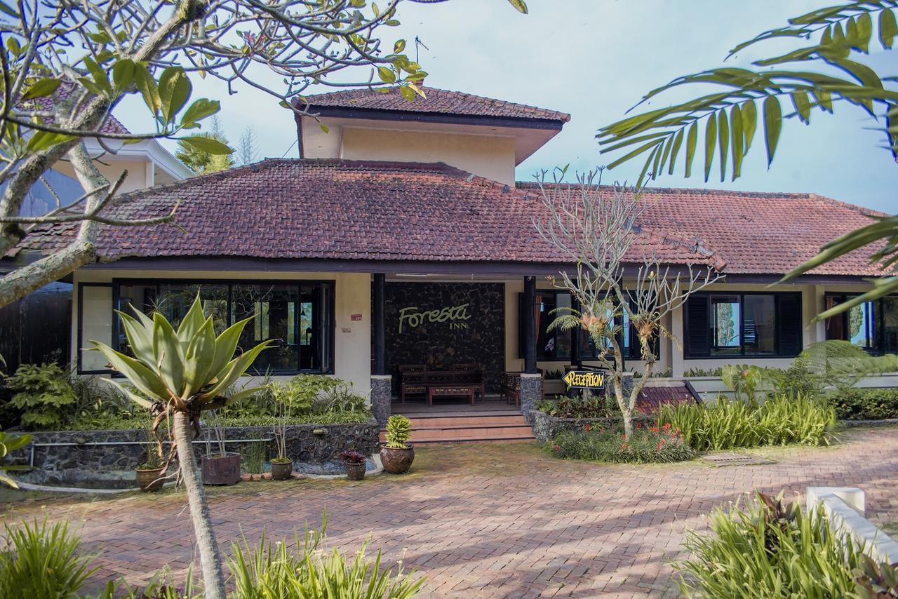 Foresta Inn Family Resort Prigen Esterno foto