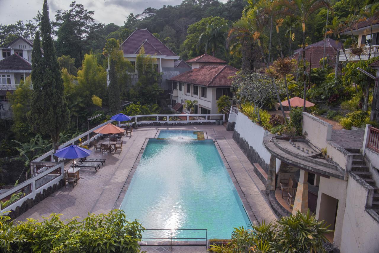 Foresta Inn Family Resort Prigen Esterno foto
