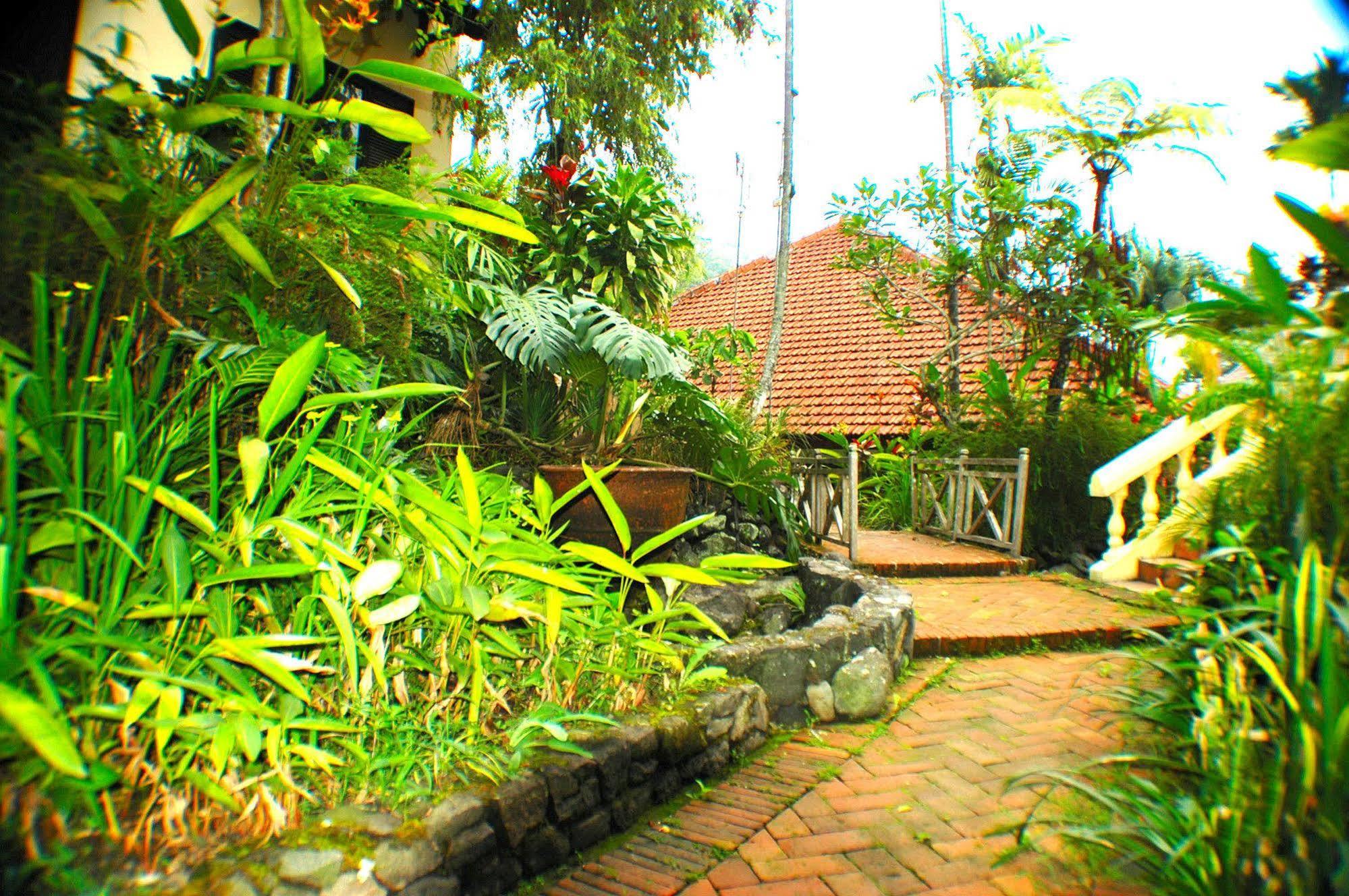 Foresta Inn Family Resort Prigen Esterno foto
